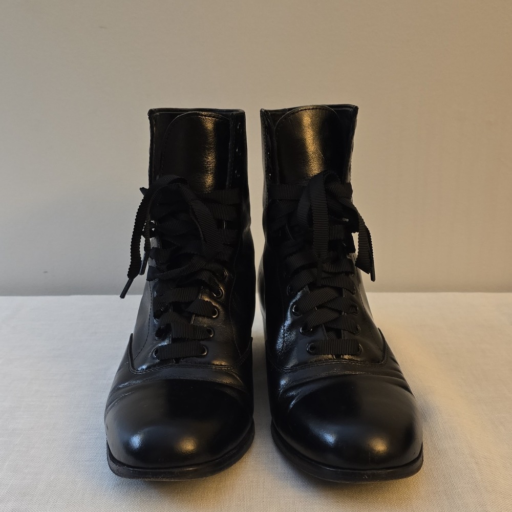Memery Women's Britta Black Eyelet Lace-Up Ankle Bootie Boots Round Toe sz 39 8 - Picture 2 of 6